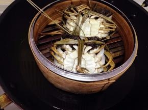 把洗好的大闸蟹反过来放在蒸笼里，然后入上蒸