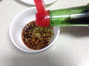 加入生抽与醋搅拌好，即可沾食大闸蟹