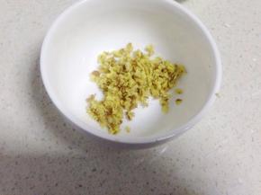 把姜剁也末放到碗里