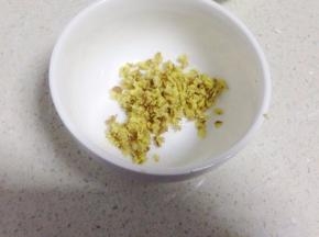 把姜剁也末放到碗里