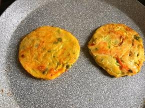 小火煎，一面煎凝固后翻面