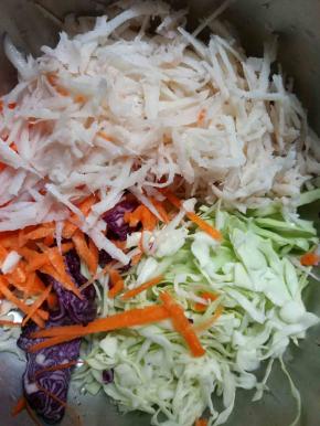 藕胡萝卜用工具刨成丝，紫绿包菜切丝