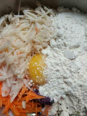 加入一个鸭蛋面粉盐拌匀