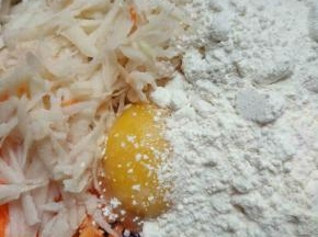 加入一个鸭蛋面粉盐拌匀