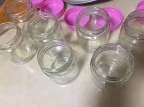 洗干净酸奶机配的杯子，用开水烫一下