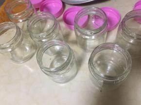 洗干净酸奶机配的杯子，用开水烫一下