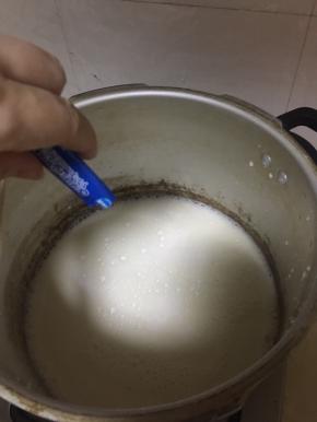 关火后加入酸奶菌，搅拌均匀，注意温度不可太高