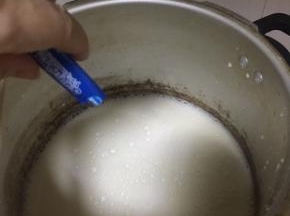 关火后加入酸奶菌，搅拌均匀，注意温度不可太高
