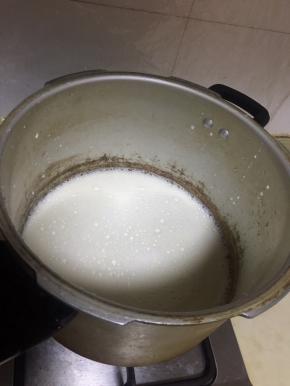 牛奶加糖加热搅拌到约30-40度，融化糖