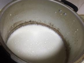 牛奶加糖加热搅拌到约30-40度，融化糖