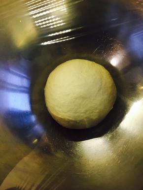 除黄油外，面粉，糖，酵母，奶粉，盐，水揉成团。加入黄油揉出膜。覆盖保鲜膜室温放置30分钟。松弛过从主面团中分出100克。其他的按扁包裹保鲜膜放到冰箱冷冻20分钟。