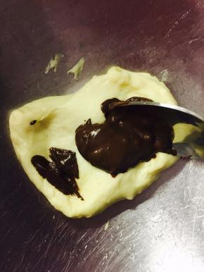 可可粉用水冲开搅拌成膏，取分出的100克面团。将可可酱放进去。过程有点抓狂……忍忍就过去了，揉好后密封放入冰箱冷藏！冷藏！冷藏！