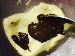可可粉用水冲开搅拌成膏，取分出的100克面团。将可可酱放进去。过程有点抓狂……忍忍就过去了，揉好后密封放入冰箱冷藏！冷藏！冷藏！