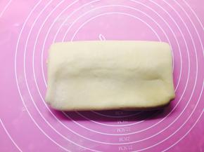 和叠被子一样，沿中心线对折。完成第二次折叠。放入冰箱冷冻20分钟。取出后按第一次折叠方法，折叠第三次