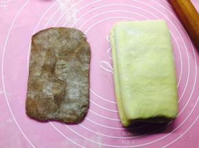 取出冷层的可可面团。擀成和折叠好的面饼一样大的长方形。将它直接覆盖在折叠面饼上。覆盖好后，将其擀成长方形。厚度大概6毫米