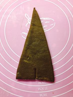 将面片切成等腰三角形，下端中间位置切一小口子，不要太深