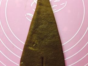 将面片切成等腰三角形，下端中间位置切一小口子，不要太深
