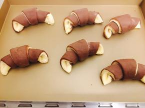 卷好后，放置于烤盘中，注意！放置时要将尾端的尖部压在底部！否则发酵时它会翘起来