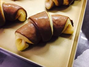 放置于湿度70%温度26度左右的地方进行发酵，大概一个小时左右，你会发现它变胖了