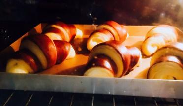 烤箱200度预热，将面包送去烤箱后200度烤5分钟，然后降低温度至180烤15分钟，具体温度根据自己烤箱调节，可可表面不太容易看出上色情况，观察两侧白色部分，微黄即可