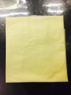 取一张油纸，将黄油包裹进去，折叠成长方形，将黄油压成一样厚度的黄油片，放入冰箱冷藏15分钟