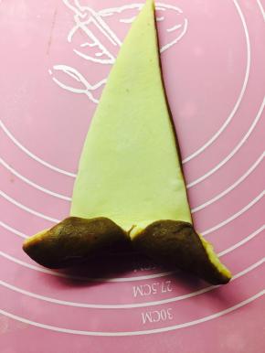 可可面放到下面，掀起小口一位置的两头向内折，然后卷起来