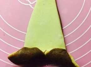 可可面放到下面，掀起小口一位置的两头向内折，然后卷起来