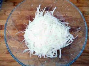萝卜擦丝，加盐抓匀。