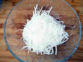 萝卜擦丝，加盐抓匀。