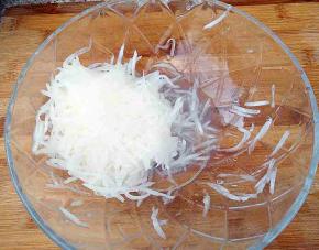 腌出汁水，捏干备用。