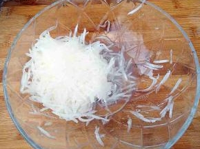 腌出汁水，捏干备用。