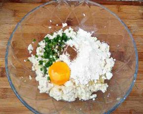 豆腐捏碎，加入盐，鸡蛋，葱花，面粉，五香粉。