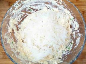 再加入萝卜丝抓匀