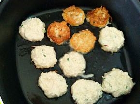 小火煎至两面金黄即可