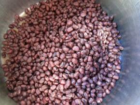 红豆加水一倍的水，用电饭煲的煲粥档，煮到豆子软烂。我用的宝宝粥档，煮好的豆子非常烂。不要弄碎，就用整粒的。红豆煮的多，其余的我要做红豆蓉