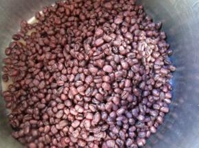 红豆加水一倍的水，用电饭煲的煲粥档，煮到豆子软烂。我用的宝宝粥档，煮好的豆子非常烂。不要弄碎，就用整粒的。红豆煮的多，其余的我要做红豆蓉