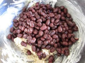 取需要量的熟红豆加入搅拌好的莲蓉里