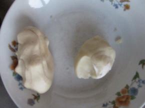 油酥和水油皮和好后盖上保鲜膜饧一小时左右。具体配方：油酥配方：1.芥子橄榄油15克，低筋粉30克，合成面团即可。2.水油皮：芥子橄榄油15克，水23克，面粉43克，合成面团即可。