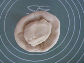 用水油皮包裹油酥，要包严实