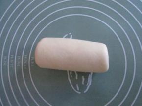 卷起来。饧15分钟左右再重复这两个步骤，再擀开卷起来饧一会儿。