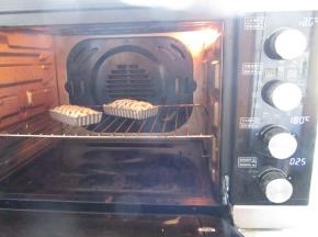 烤箱180度上下火预热完成后，入烤箱烤25分钟