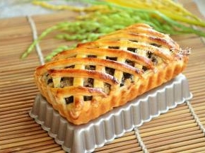 烤好的派，脱模