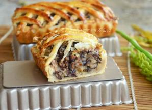 切开看看，满满的莲蓉红豆馅，也不是太甜，非常的健康又好吃的一款派