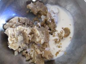 之前做好的莲蓉馅，冰箱取出加入淡奶油搅拌均匀