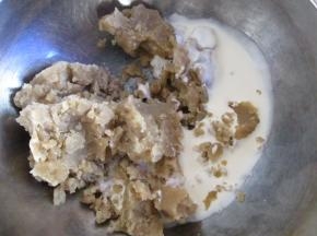 之前做好的莲蓉馅，冰箱取出加入淡奶油搅拌均匀