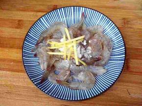 加盐，料酒，姜丝，干淀粉抓匀，腌制十分钟。