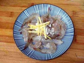 加盐，料酒，姜丝，干淀粉抓匀，腌制十分钟。