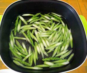 放入已开的水中焯至变色，捞出。