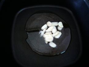 热锅凉油，下蒜片小火煸香。