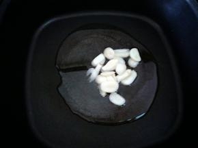 热锅凉油，下蒜片小火煸香。